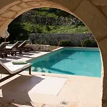 Urania Luxury فاسيليكي