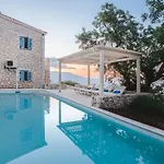 Urania Luxury * فاسيليكي
