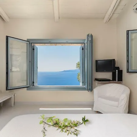 Urania Luxury Villa *