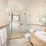 Urania Luxury 바실리키