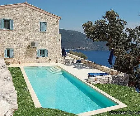 Urania Luxury فاسيليكي