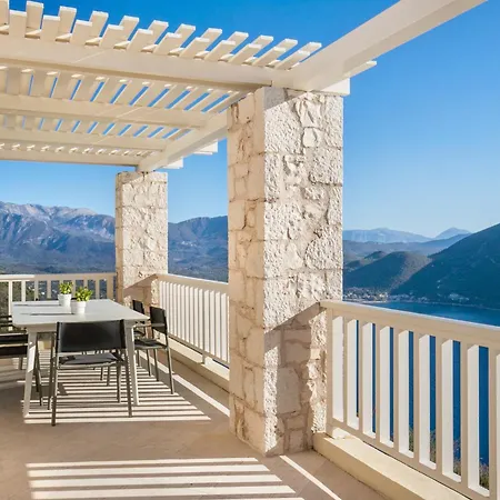 Urania Luxury Villa *