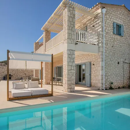 Urania Luxury فاسيليكي