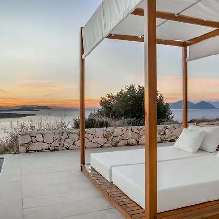 Urania Luxury فاسيليكي